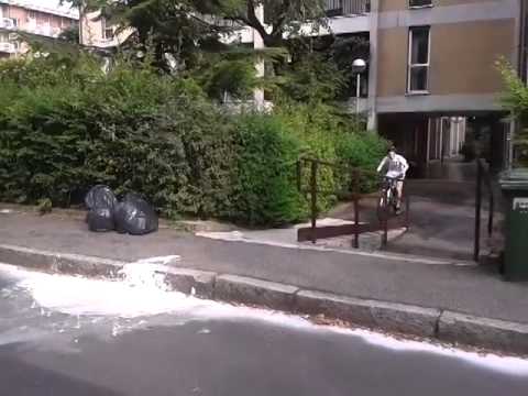 Mi uccido su un marciapiede