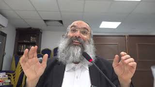 שלום בית לגברים - איך עושים "חיים" עם האישה ▪️ הרב נחמנסון ▪️ (שטיינבאך שול כפר חב"ד) (הרב יהודה לייב נחמנסון) - התמונה מוצגת ישירות מתוך אתר האינטרנט יוטיוב. זכויות היוצרים בתמונה שייכות ליוצרה. קישור קרדיט למקור התוכן נמצא בתוך דף הסרטון