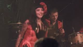 El Diablo × Mon laferte (Letra)