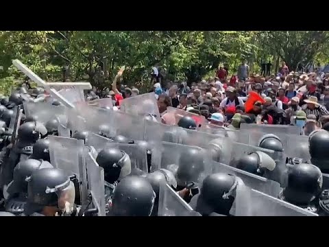 México |  La policía de fronteras se enfrenta a una columna de migrantes centroamericanos