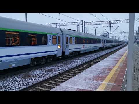 EU160-017 z inauguracyjnym składem IC 81114 "Pobrzeże" na stacji Prabuty.