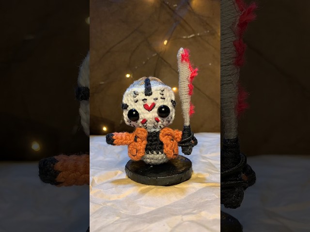 Vídeo relacionado con VNEWSCHI Llavero de película de terror Jason Voorhees, llavero de cosplay para mujeres y hombres, regalo de joyería de Halloween, gris, G