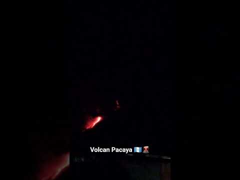 Volcan Pacaya en Guatema un espectáculo verlo durante la noche activo arrojando lava.