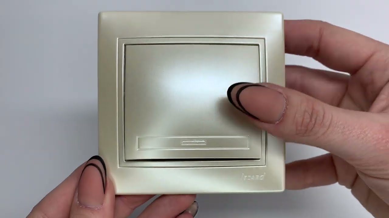 Выключатель одноклавишный MIRA жемчужно-белый перламутр со вставками 701-3030-100