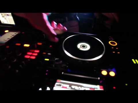 Диджей-баттл в клубе Мика