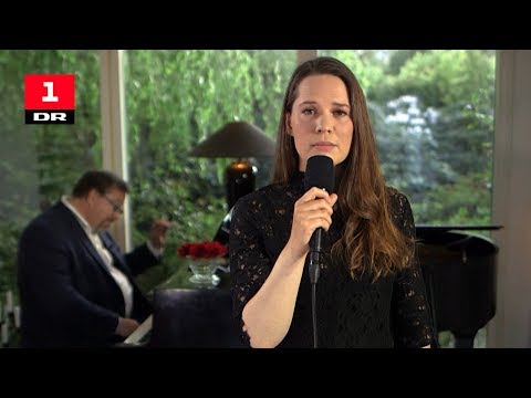 Amalie Dollerup og James Price på piano - Musens sang | Fællessang – Hver for sig | DR1