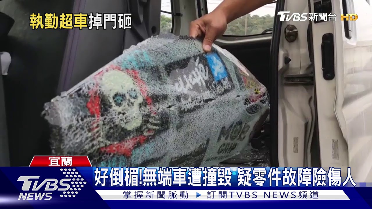 水帶噴出來!廂型車停等紅燈 玻璃遭砸毀
