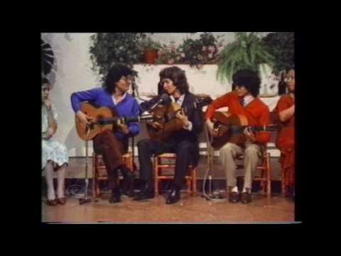 Camarón de la Isla cantando y tocando la guitarra. Utrera 1984. Con Moraíto y Raimundo Amador