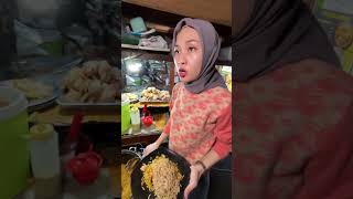 Download lagu PEREMPUAN CANTIK INI JUALAN NASI KEBULI NASI MANDI PALING LARIS #streetfood #kulinerviral mp3