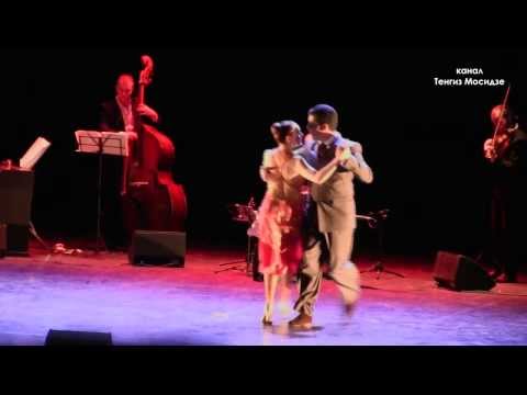  Ruben Veliz  and  Sabrina Veliz  are  dancing  to  the  tango  "  Milongueando en el 40  "  by  Solo Tango Orquesta