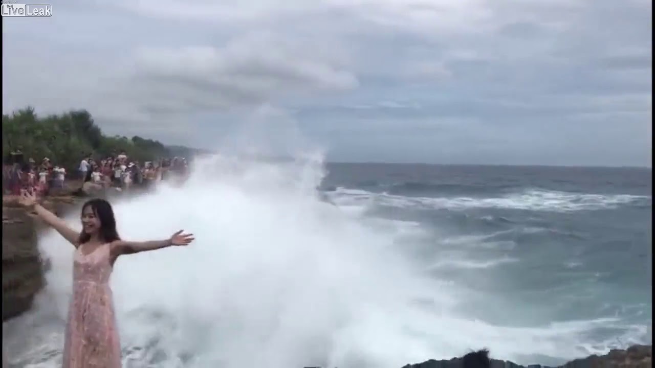 Фотосъемка на фоне моря пошла не по плану