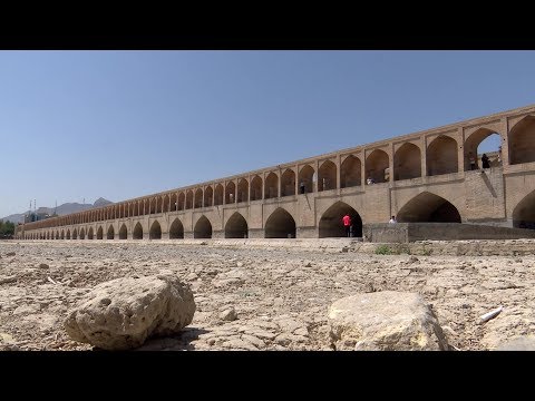 جسور أصفهان الإيرانية تفتقد إلى الماء