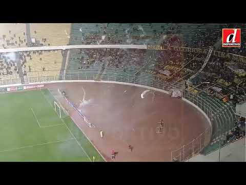 VERGONZO "LA BARRA" DE THE STRONGEST LANZÓ FUEGOS ARTIFICIALES AL CAMPO DE JUEGO