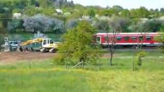 preview picture of video 'Vogelsbergbahn, RB Halt an Bahnübergang in Saasen (9.5.08)'