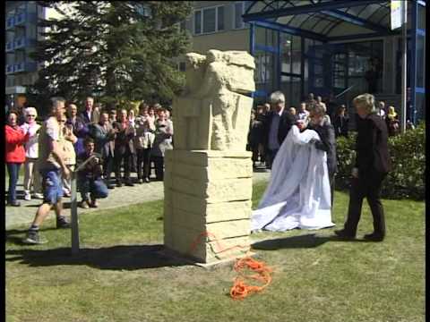 Eingeweiht: Stele vor der Lebensräume - Geschäftsstelle - ELSTERWELLE