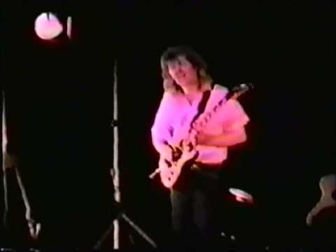 Rik Emmett 1987, playing Triumph's "Little Boy Blues". Great heavy blues/rock Instrumental.