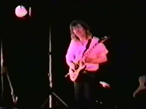 Rik Emmett 1987, playing Triumph's 