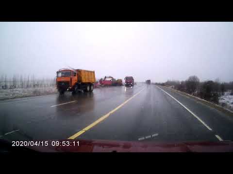 Слетел с дороги груженый автомобиль