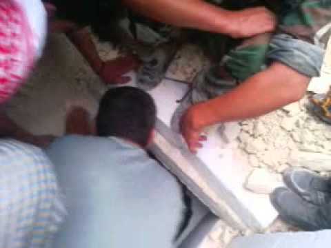 وداع جثمان فراس قبل دفنه في كفر تخاريم في محافظة إدلب