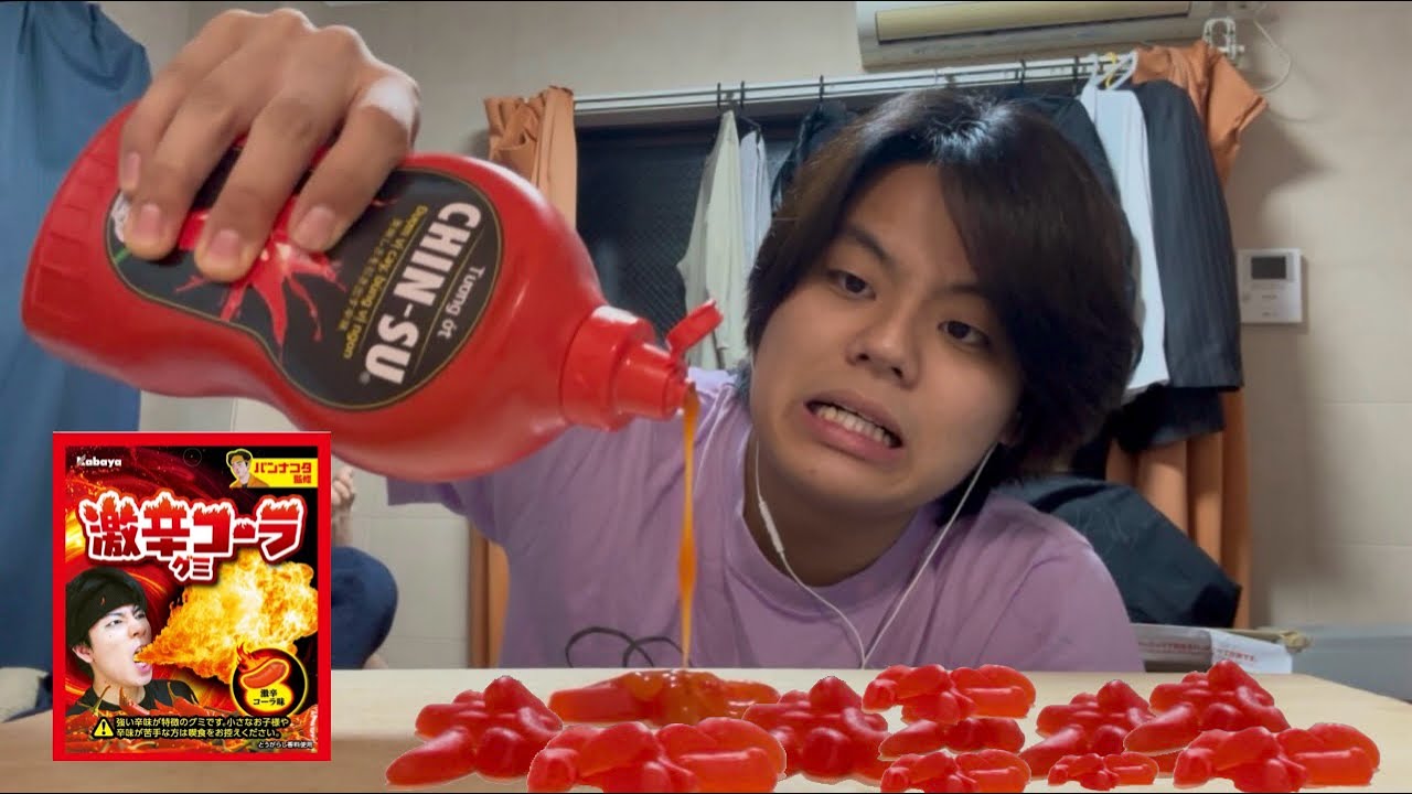【ASMR】パンナコタさん監修の激辛グミに激辛ソースをかけて正直レビューする（咀嚼音/囁き）