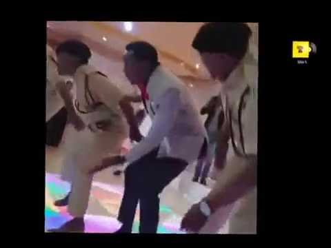 ZE COMEDI WAINGIA NA NGUO ZA POLICE KWENYE HARUSI YA MASANJA..