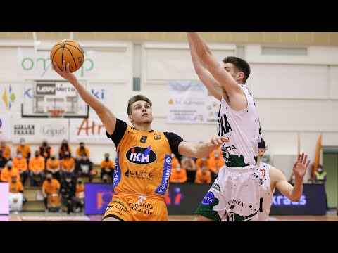 Teemu Suokas laittaa palloa säkkiin 15 pisteen edestä (KTP Basket 19.2.2022)