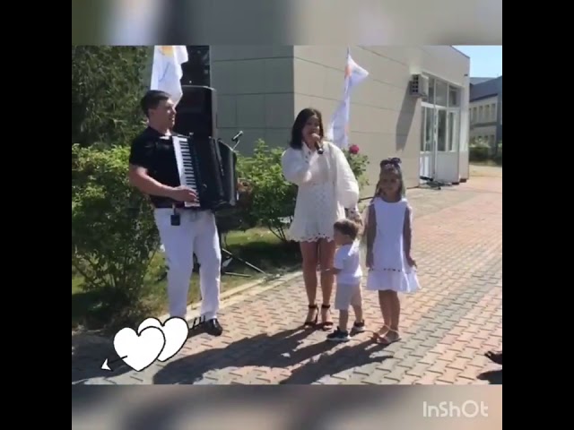 Бүген Яшел Үзәннең үзәк ЗАГСы янында гаилә юбилярларын котладылар