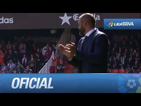 Nuno intenta coger el balón que sale por la banda, pero no llega