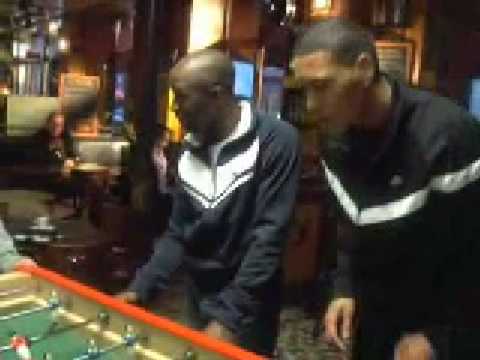 PSG - Hoarau au baby foot son goal incroyable de la tête