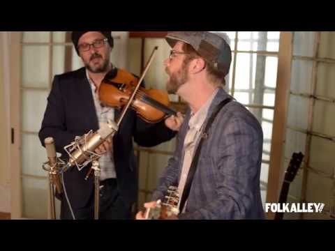 Folk Alley Sessions: Old Man Luedecke - "The Girl in the Pearl Earring"