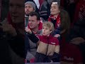 Wat tovert deze kleine fan uit zijn hoge hoed? ?? #Shorts