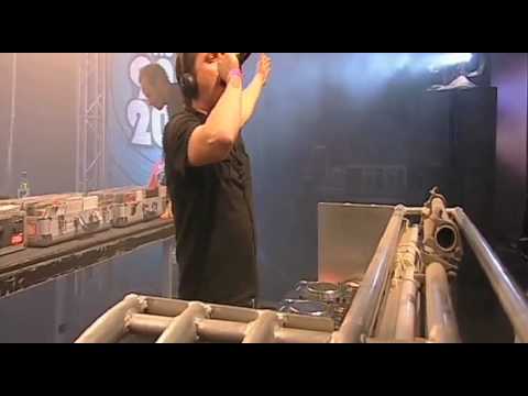 Studio Brussel: Stijn Van de Voorde valt #zohard van het Suikerrockpodium