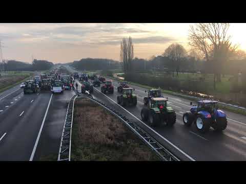 Boeren blokkeren de A28 bij Hoogeveen