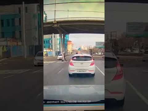 В Астрахани на улице Адмиралтейская пьяный водитель сбил двух пешеходов