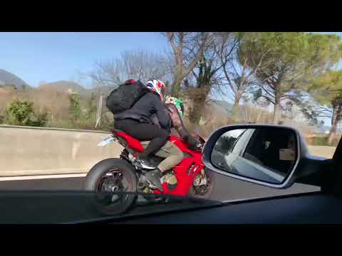 Audi RS4 vs Ducati Panigale V4 S Italy