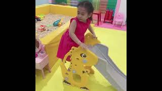 Bé Min chơi nấu ăn, trang điểm và chơi cầu tuột với bạn mới quá vui #vuichoicungcon #vuinhon