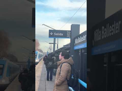 tren Línea Mitre llegando a Estación Villa Ballester Bs As