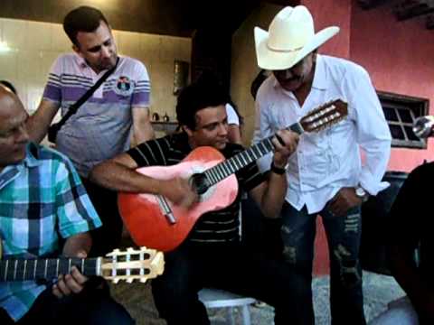 Goiano observa Arnaldo Freitas tocando solo seu