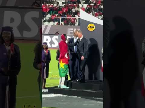 المحمدي يعانق لقجع لحظة استلام الميدالية