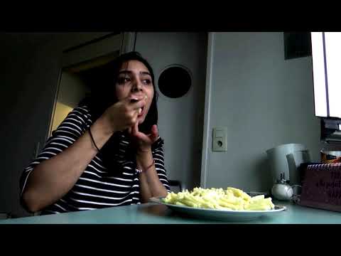 フランスの学生は食事の配給に頼っている (France's students rely on food handouts)