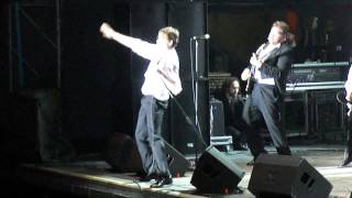 14.The Hives - " Declare Guerre Nucleaire " live (HD)
