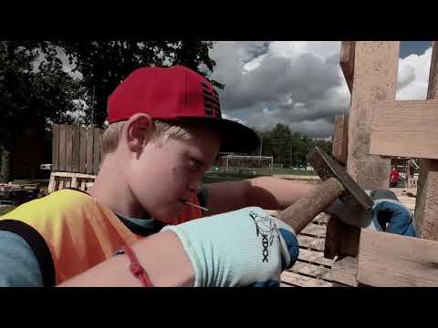 hutten bouwent bij Saestum Zeist