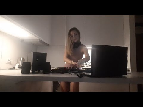 Dj Mia mixing on Pioneer DDJ-400 in the Kitchen