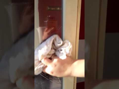 Mycie okna magiczną gabką