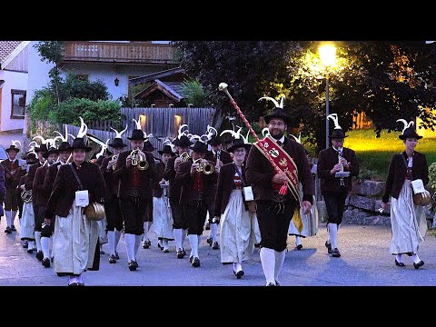 Einzug der BMK Aschau zum finalen Platzkonzert