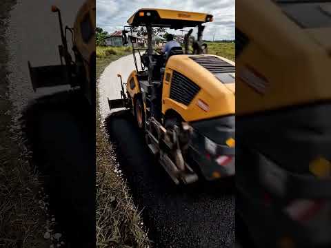 From muddy road to paved road / Da estrada lamacenta para estrada pavimentada