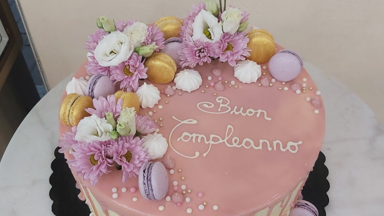 Drip cake elegante con fiori veri