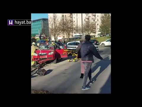 DRAMATIČNI SNIMAK: VATROGASCI PRIMORANI REZATI VOZILO NAKON LANČANOG SUDARA