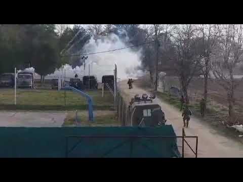 Spari e violenza al confine tra Turchia e Grecia, è battaglia/ Video Spari e violenza al confine tra Turchia e Grecia, è battaglia/ Video