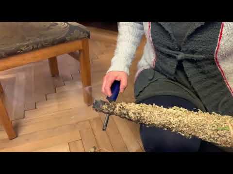 Anzünden eines Beifuss-Kräuterbündels